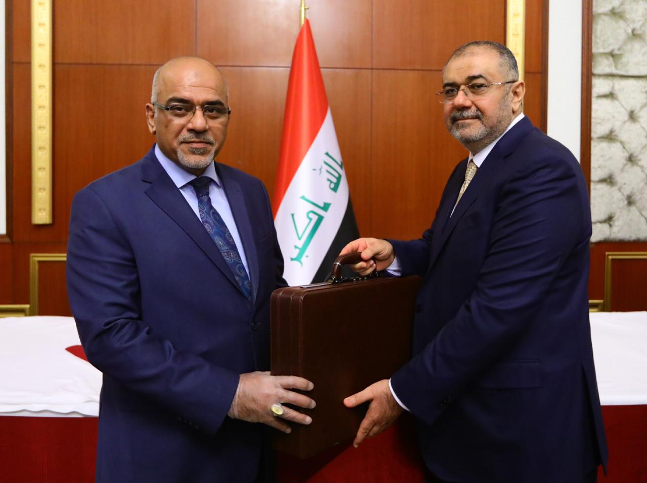 بالصور | أربع جمل لعبد المهدي بـ